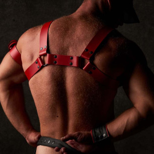 Alpha Fist – Kraftvoller Leder-Harness in Rot|SAXOS.NET LEATHER|TV|BDSM Harness