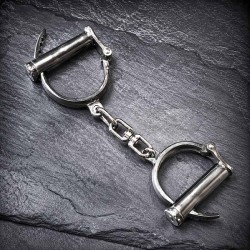 Darby Style Handcuffs|® XLeathers|TV|BDSM beperkingen