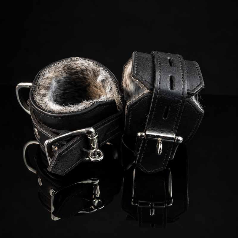 Leder-Handfesseln mit weicher Fellpolsterung|® XLeathers|TV|BDSM Fesseln