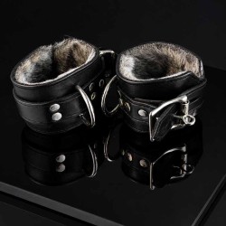 Menottes en cuir avec rembourrage en fourrure douce|® XLeathers|TV|Bondage BDSM