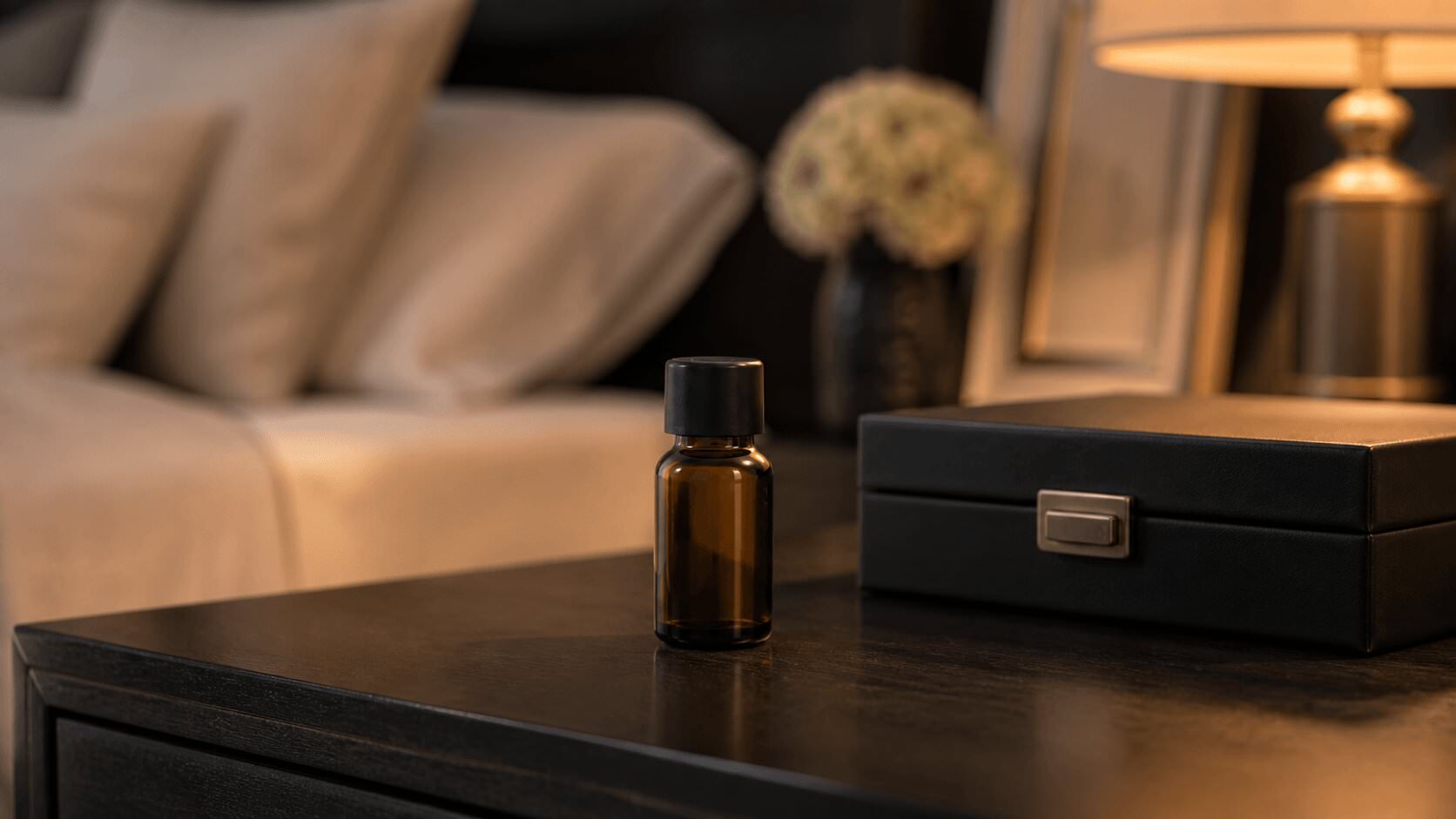 Poppers-Wirkung-verstärken-Fläschchen mit Aufbewahrungsbox auf dunklem Nachttisch