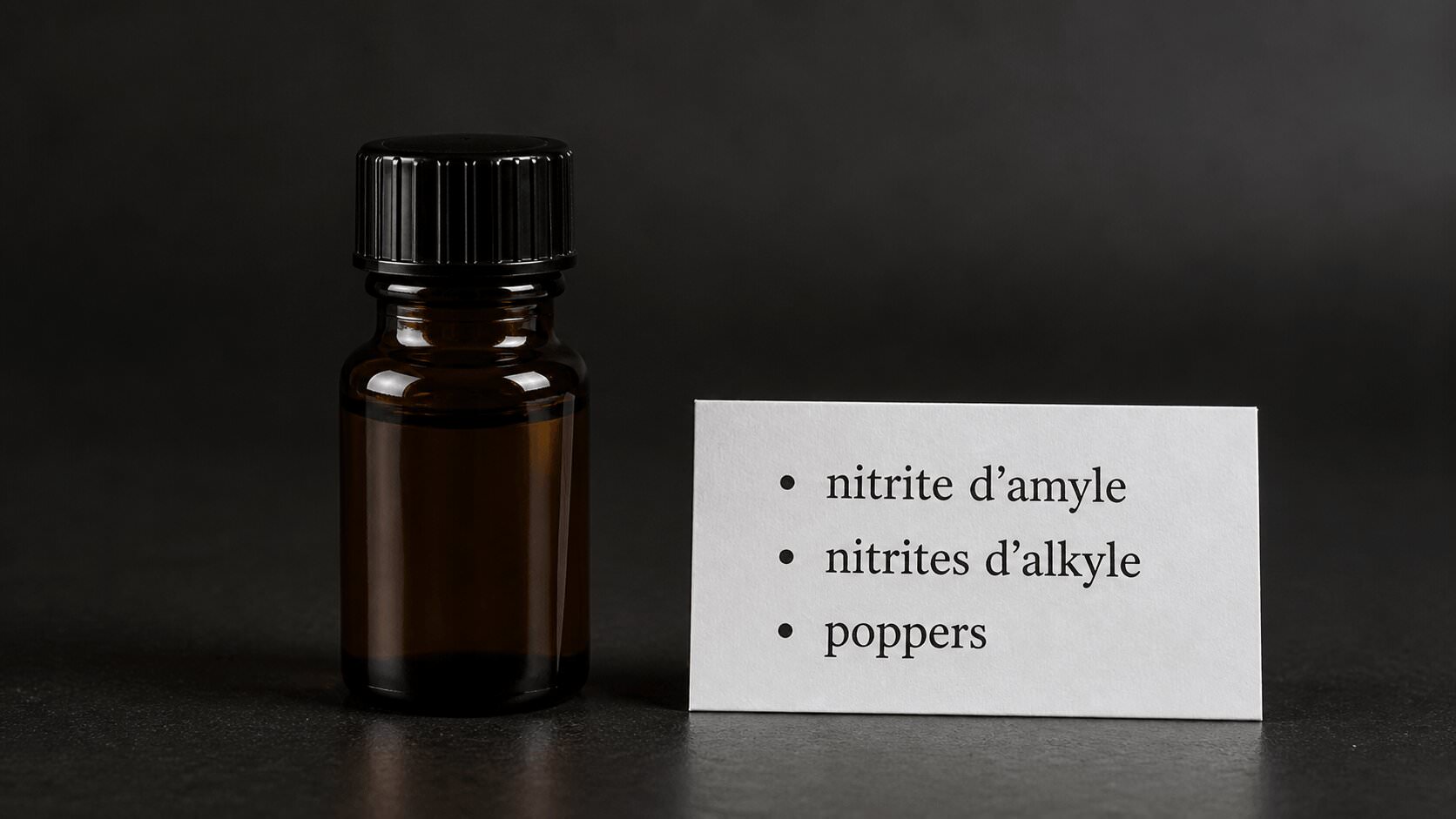 Flacon nitrite d’amyle drogue avec notes sur nitrite d’amyle, nitrites d’alkyle et poppers