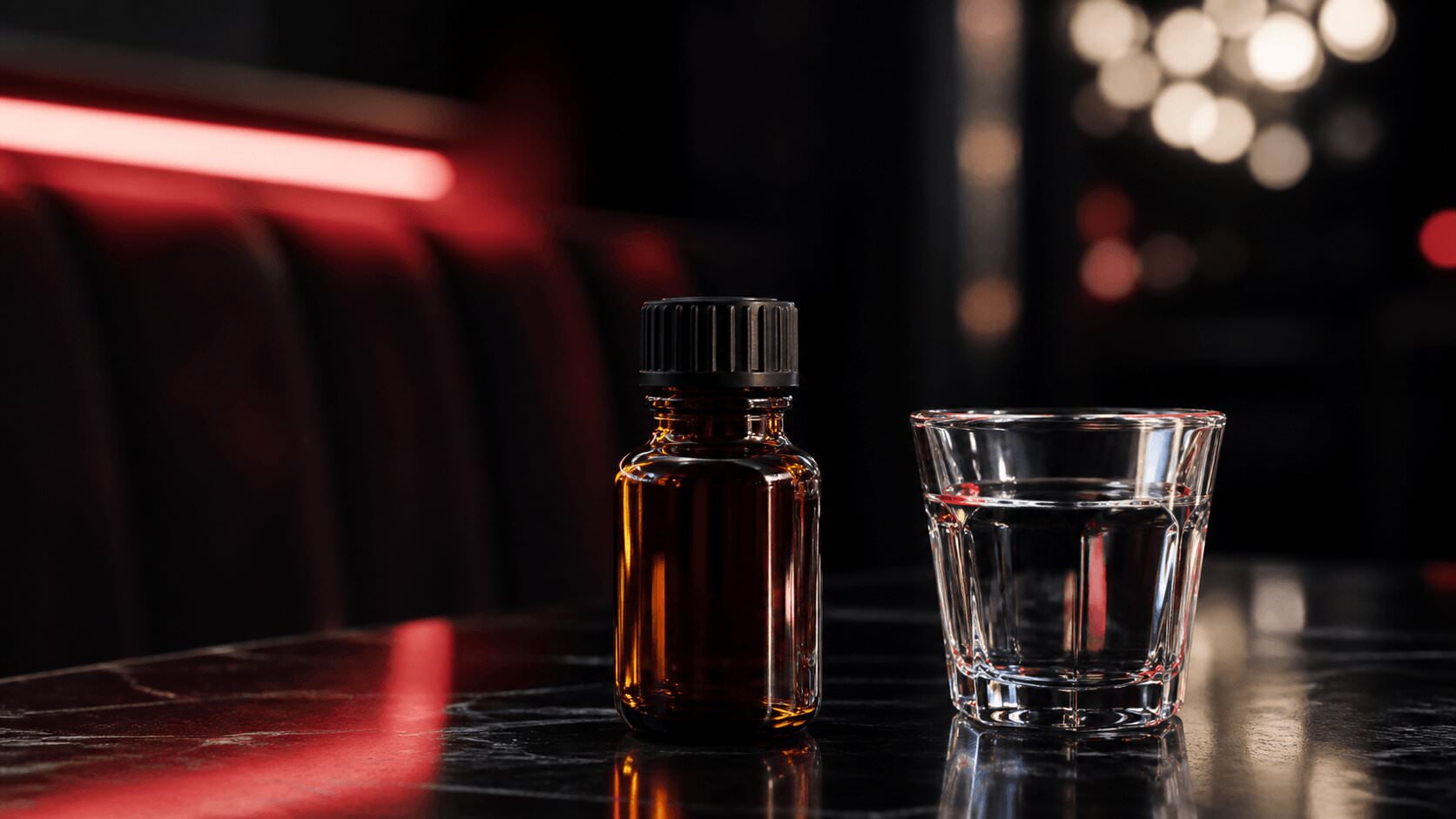 Waarvoor gebruik je poppers? Flesje met clublicht op donkere tafel